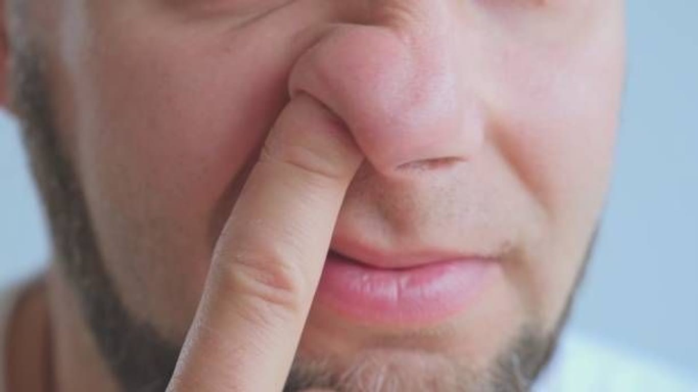 Vorsicht mit dem Finger: Beim Popeln kann die empfindliche Haut in der Nase verletzt werden.
