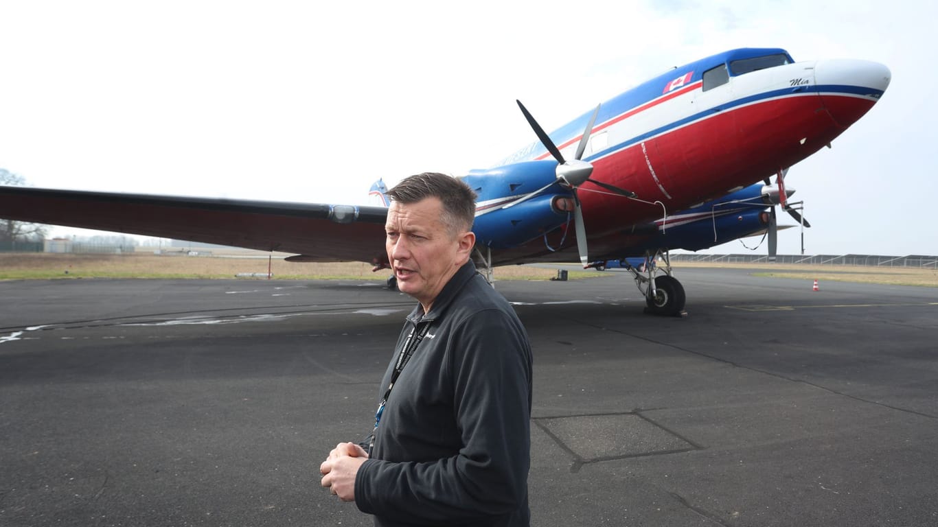 Andrew Searle, Flugleiter von Bell Geospace Limited, steht auf dem Flughafen Giebelstadt vor einem umgebauten Flugzeug.