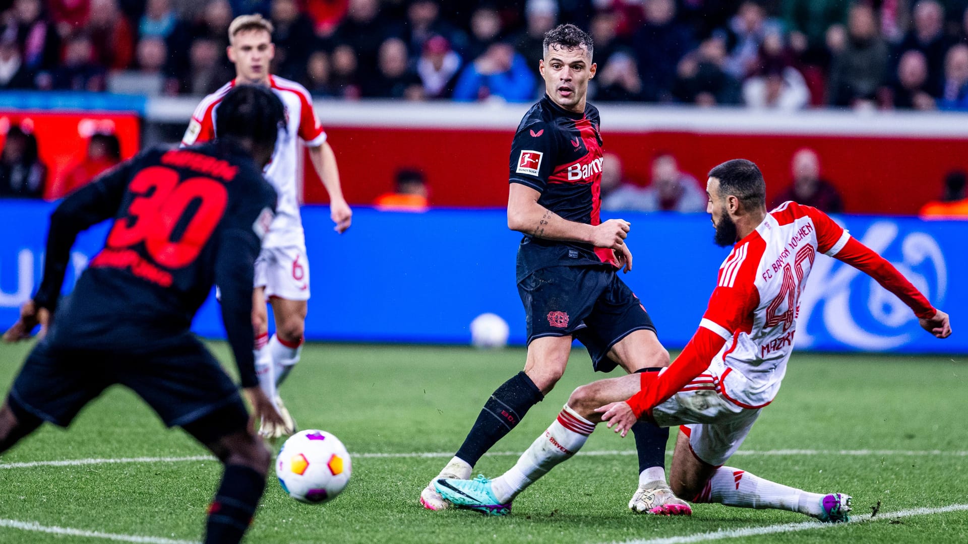 Granit Xhaka gegen Noussair Mazraoui (r.): Die Leverkusener sind bisher ungeschlagen.