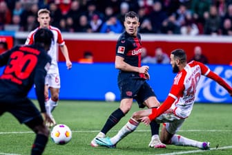 Granit Xhaka gegen Noussair Mazraoui (r.): Die Leverkusener sind bisher ungeschlagen.