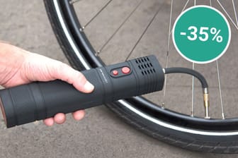Mit der reduzierten Akku-Luftpumpe füllen Sie den Reifen am Fahrrad oder Auto ganz bequem per Knopfdruck auf.