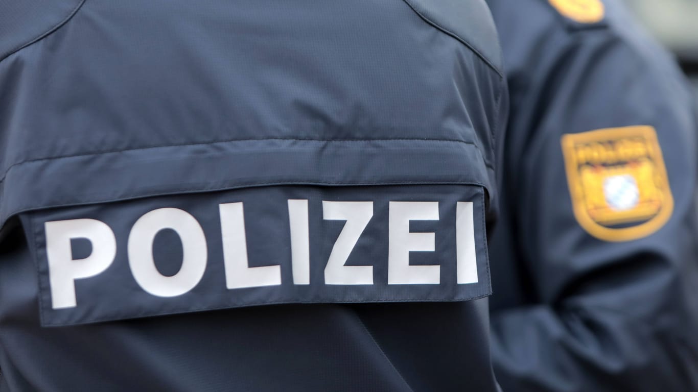 Die Nürnberger Polizei (Symbolbild) sucht nach zwei Zeugen einer tödlichen Attacke in einem Nachtclub.