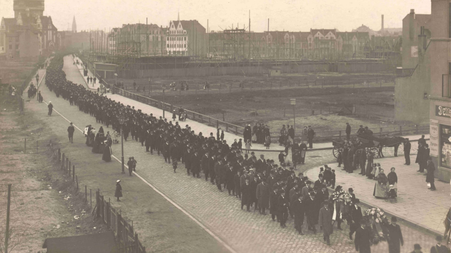 Ein langer Trauerzug zog im Juni 1913 hin zum Waller Friedhof.