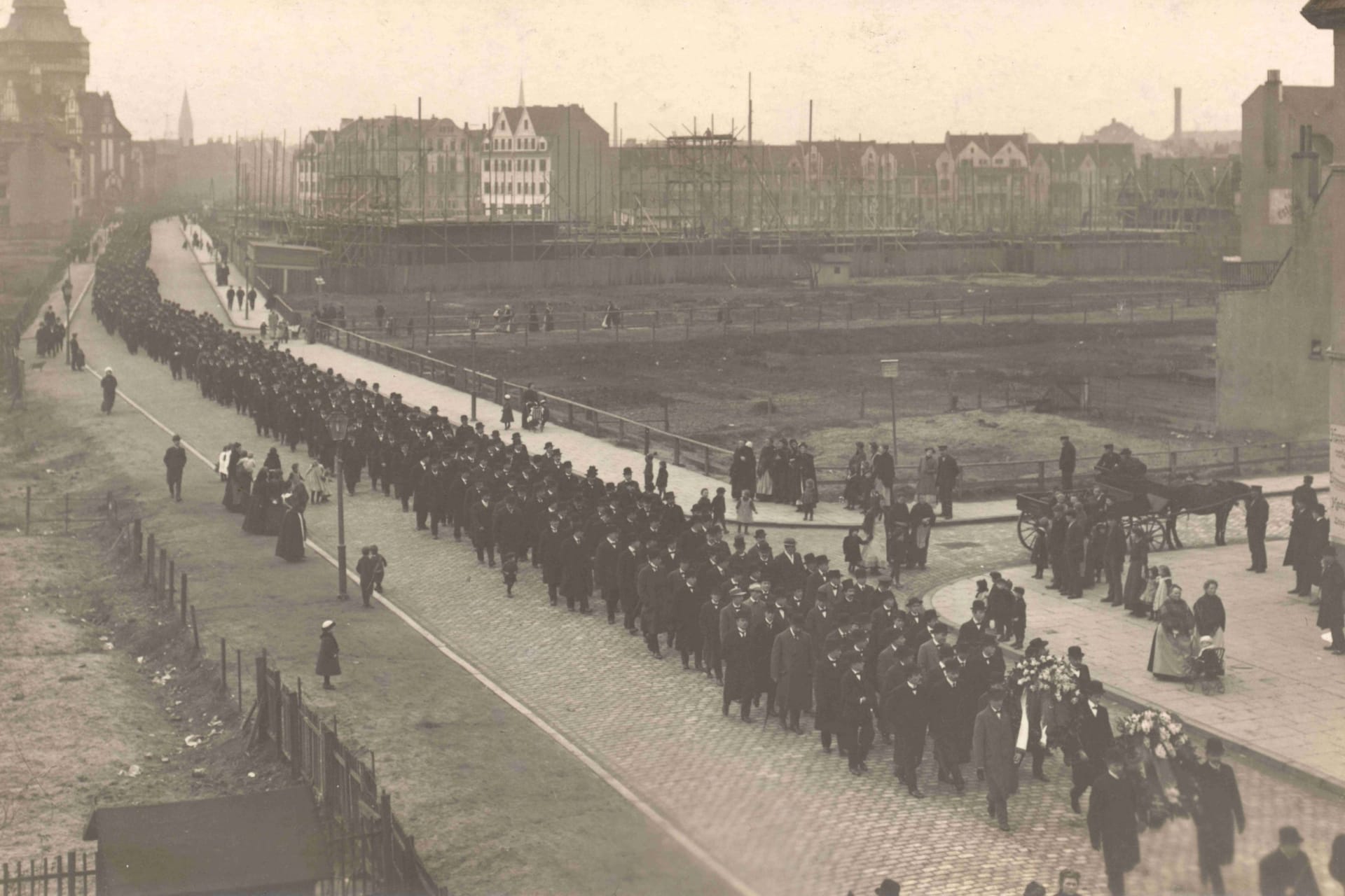 Ein langer Trauerzug zog im Juni 1913 hin zum Waller Friedhof.