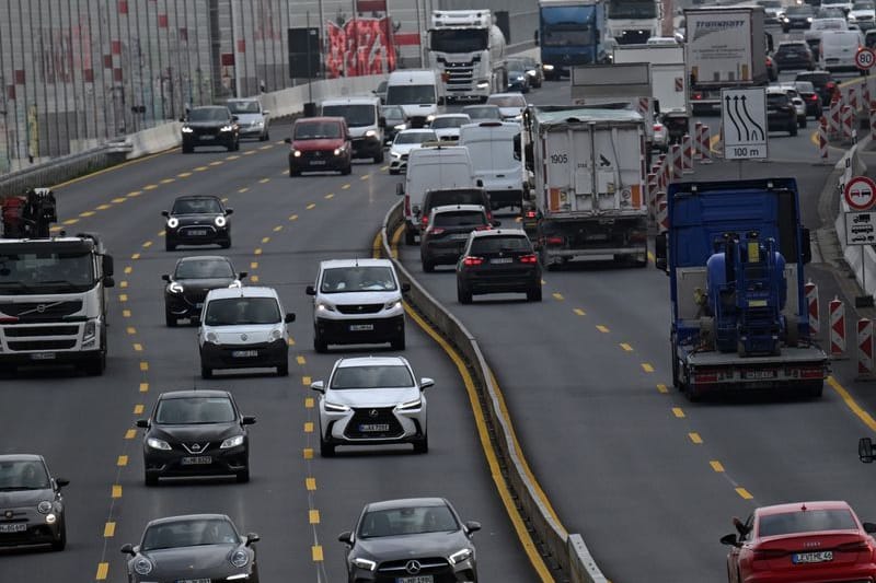 Autos und Lastwagen fahren auf der Autobahn 1 (Symbolbild): Am Osterwochenende warnt der ADAC vor vollen Straßen.