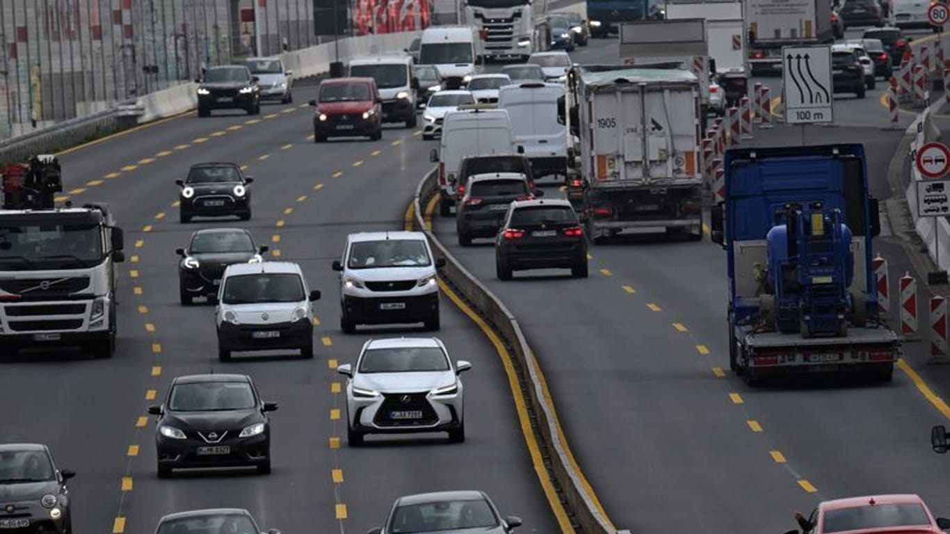 Autos und Lastwagen fahren auf der Autobahn 1 (Symbolbild): Am Osterwochenende warnt der ADAC vor vollen Straßen.