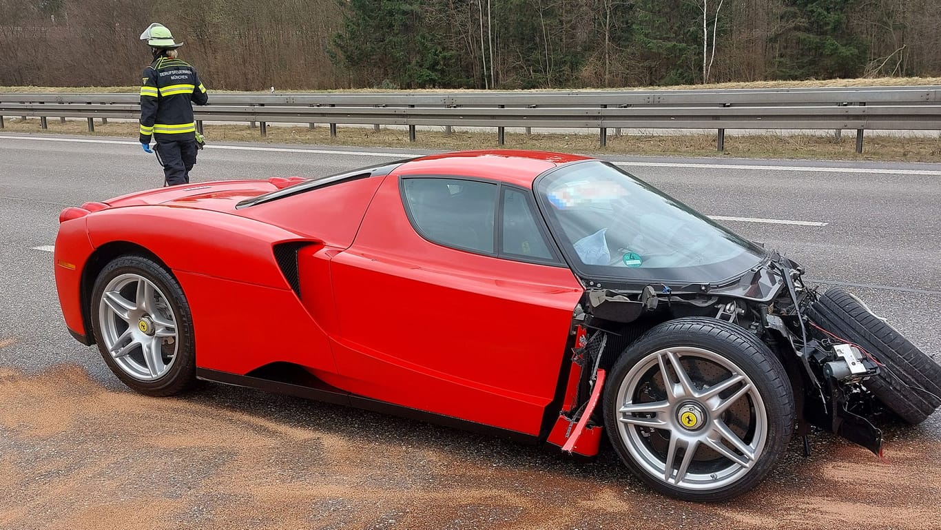 Verunglückter Ferrari auf der A99: Einer der Insassen musste in eine Münchner Klinik gebracht werden.