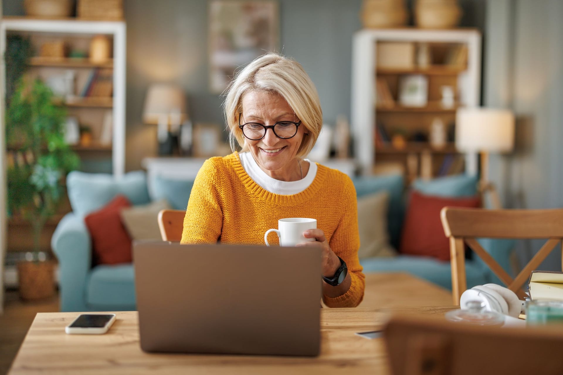 Ältere Frau arbeitet im Homeoffice: Auch Minijobs sind versicherungspflichtig in der gesetzlichen Rentenversicherung.