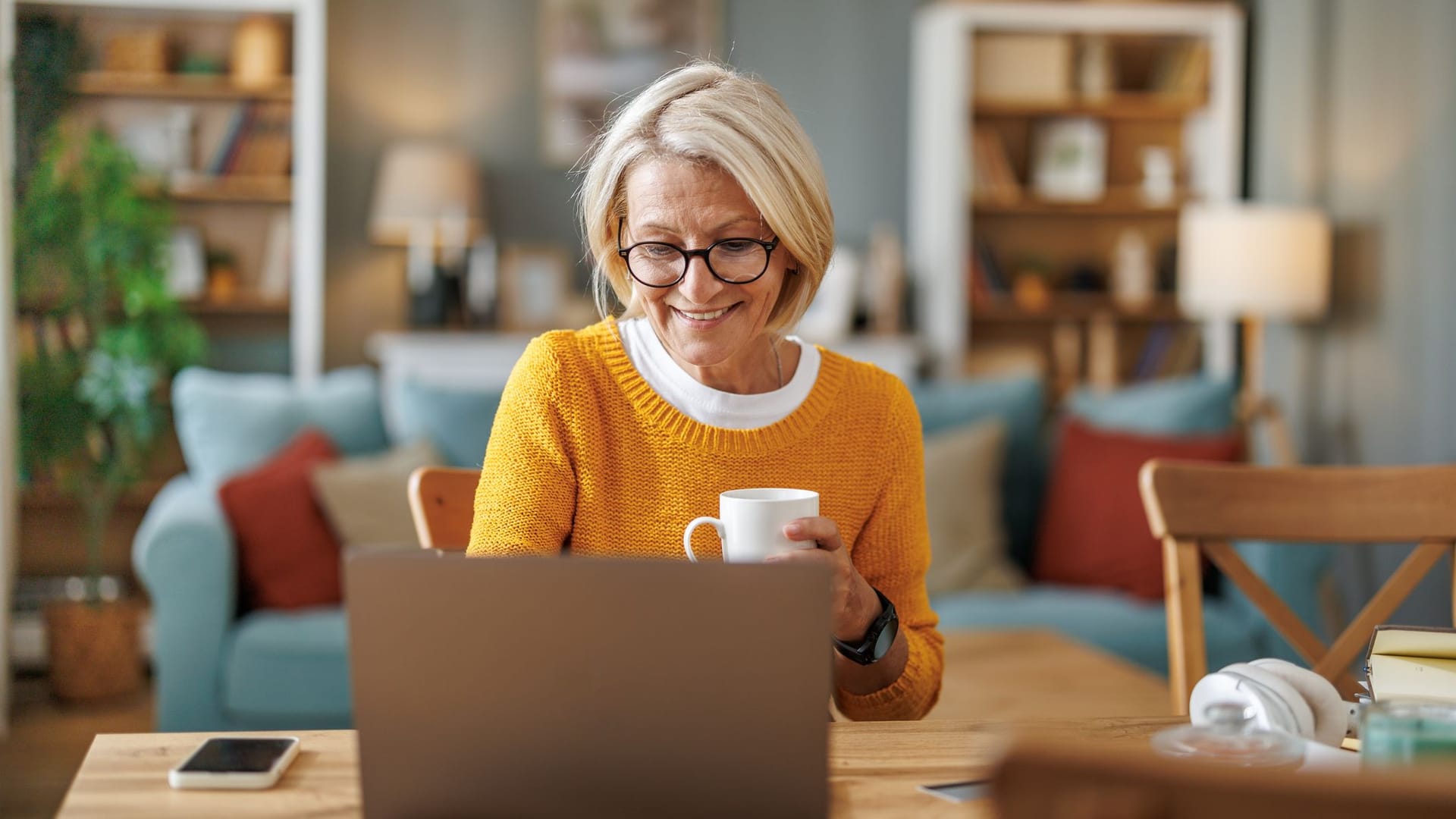 Ältere Frau arbeitet im Homeoffice: Auch Minijobs sind versicherungspflichtig in der gesetzlichen Rentenversicherung.