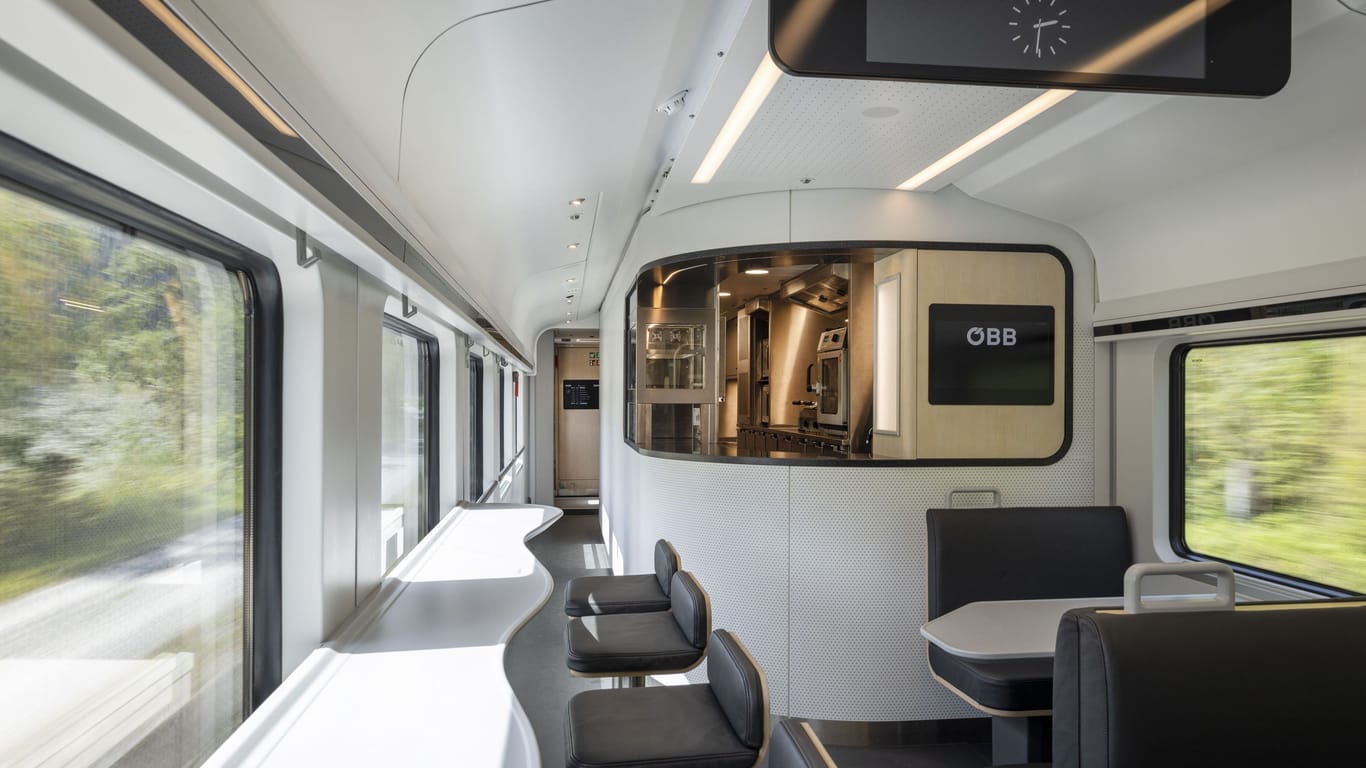 In den Speisewagen der neuen Railjet-Züge gibt es Plätze am Tresen mit Blick nach Draußen.
