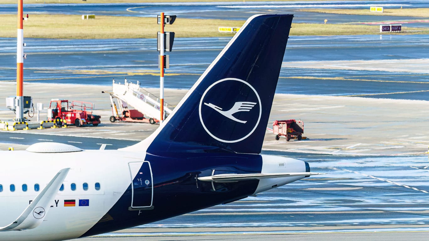 Eine Lufthansa-Maschine steht am Hamburger Flughafen: Ab Donnerstag legt ein Streik den Flugverkehr lahm.