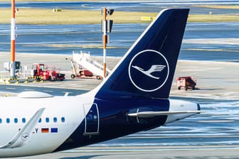 Eine Lufthansa-Maschine steht am Hamburger Flughafen: Ab Donnerstag legt ein Streik den Flugverkehr lahm.