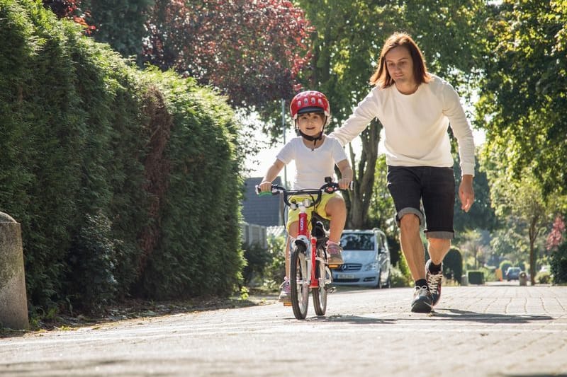 Learning by doing: Sind die Grundlagen etwa mit Laufrad und Co gelegt worden, geht das richtige Fahrradfahren lernen oft rasch.