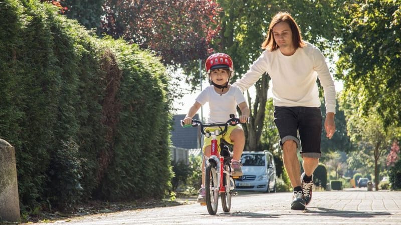 Learning by doing: Sind die Grundlagen etwa mit Laufrad und Co gelegt worden, geht das richtige Fahrradfahren lernen oft rasch.