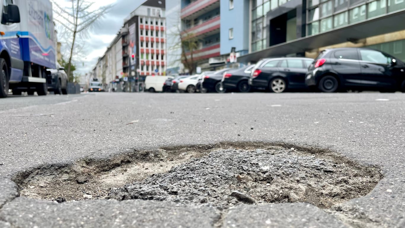 Ein Schlagloch in Düsseldorf (Symbolbild): Die Stadt Düsseldorf schreibt eine Straßenbefahrung inklusive Zustandserfassung aus.