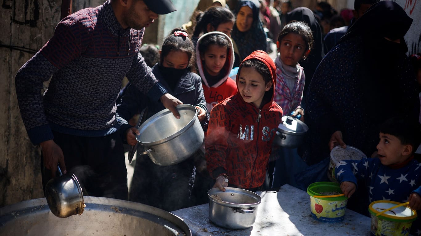 Kinder stehen an einer Essensausgabe in Gaza: Einige Kinder sollen nach Angaben von Hilfsorganisationen bereits verhungert sein.
