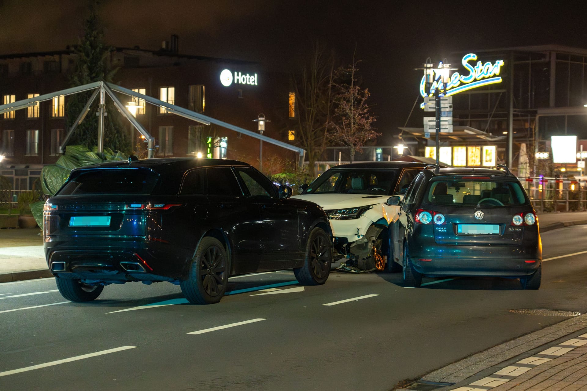 Drei Autos sind in Stade miteinander kollidiert: Nach dem Unfall gingen die Insassen aufeinander los.