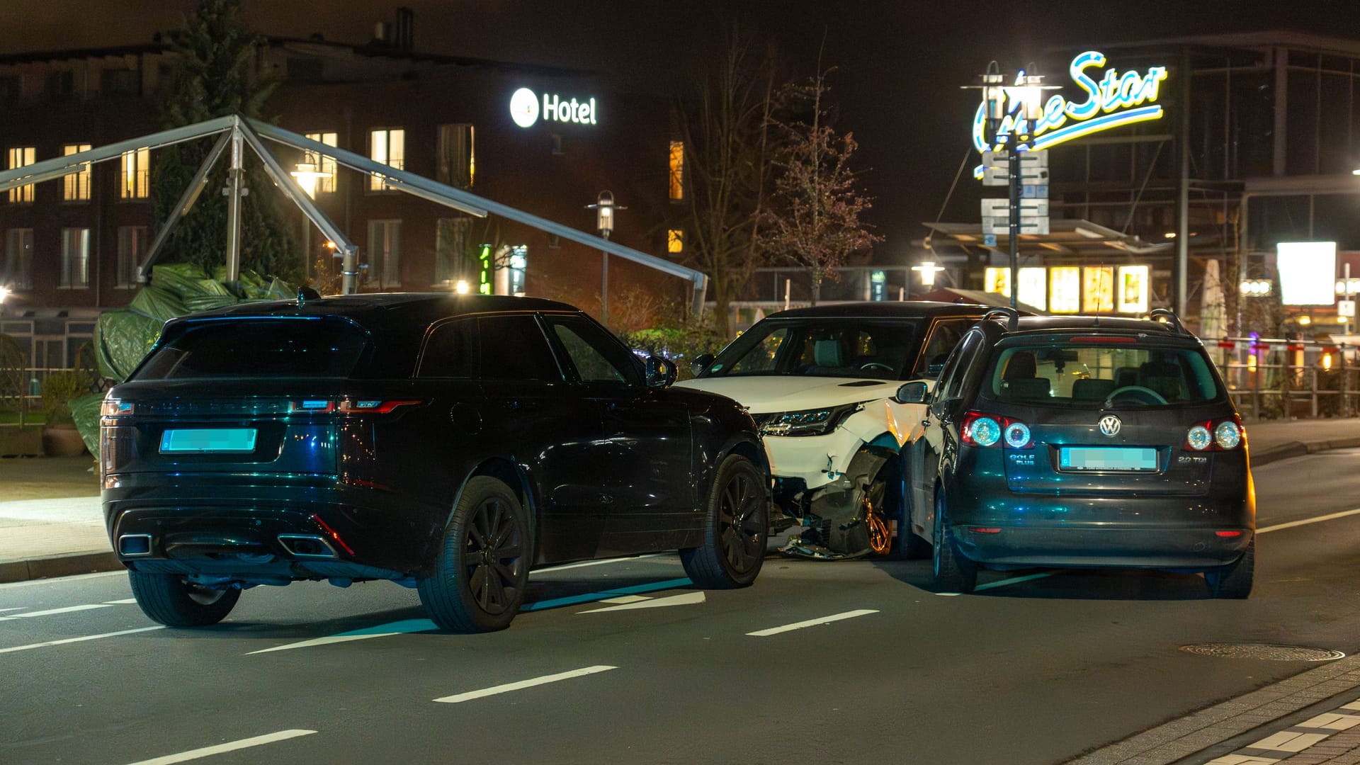 Drei Autos sind in Stade miteinander kollidiert: Nach dem Unfall gingen die Insassen aufeinander los.