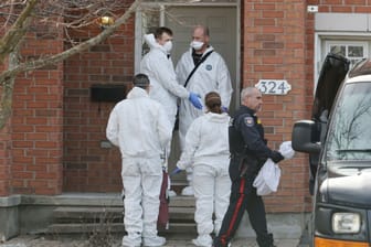 Beamte am Tatort: Vier Kinder und zwei Erwachsene wurden in Kanada tot aufgefunden.