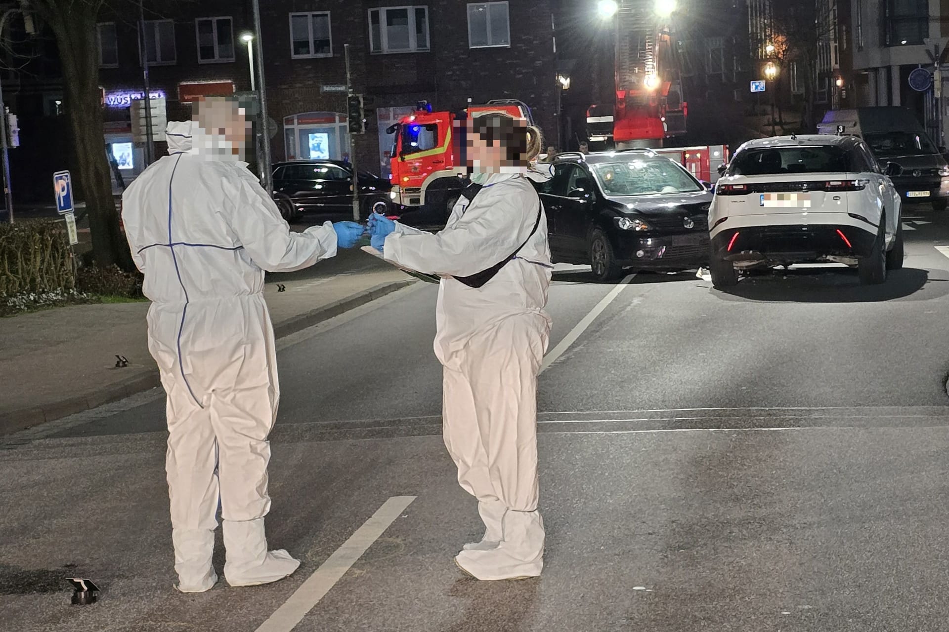 Mitarbeiter der Spurensicherung am Tatort in Stade (Archivfoto): Am Tattag kam es in der niedersächsischen Stadt zu mehreren gewalttätigen Auseinandersetzungen.