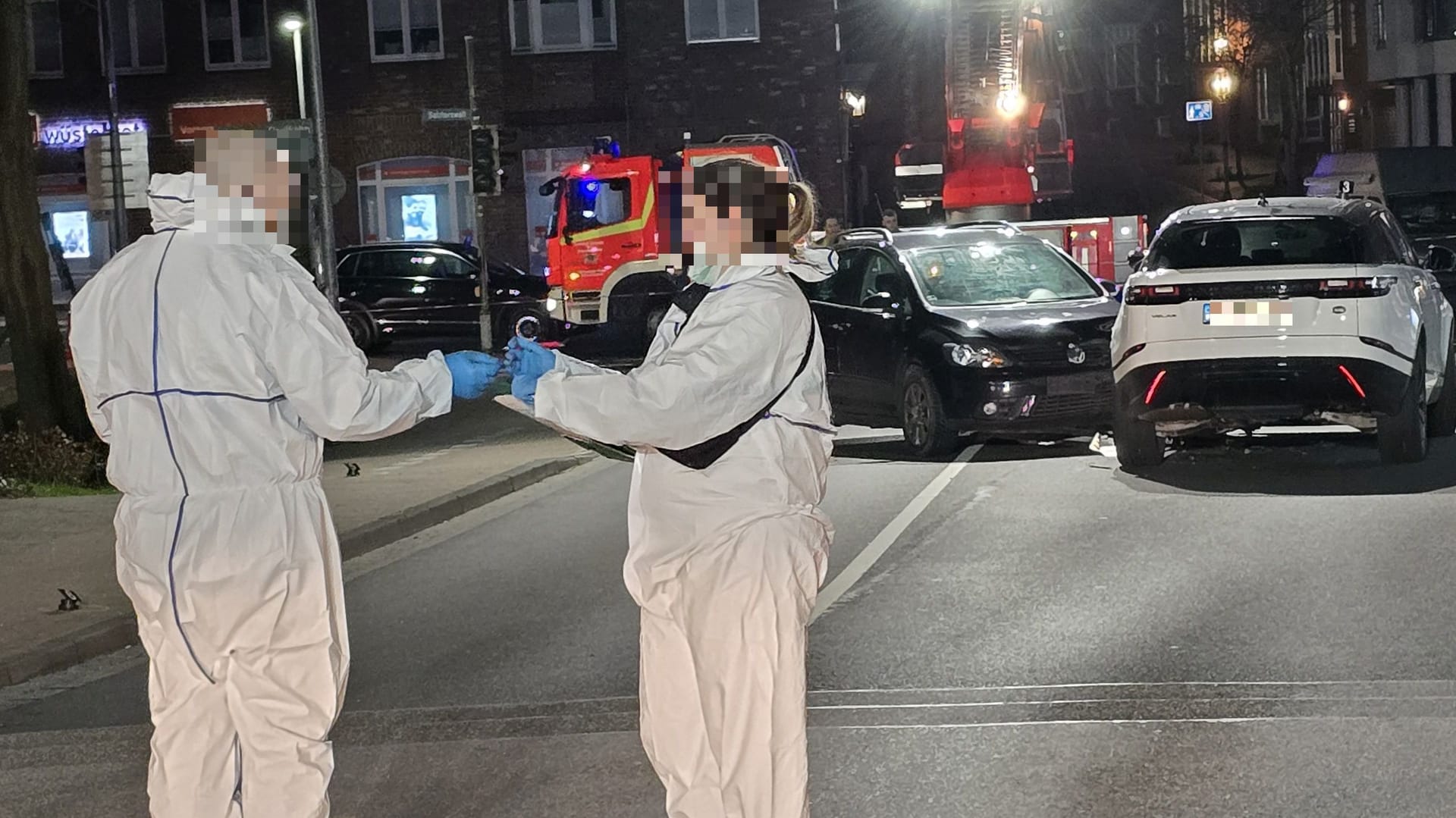 Mitarbeiter der Spurensicherung am Tatort in Stade (Archivfoto): Am Tattag kam es in der niedersächsischen Stadt zu mehreren gewalttätigen Auseinandersetzungen.