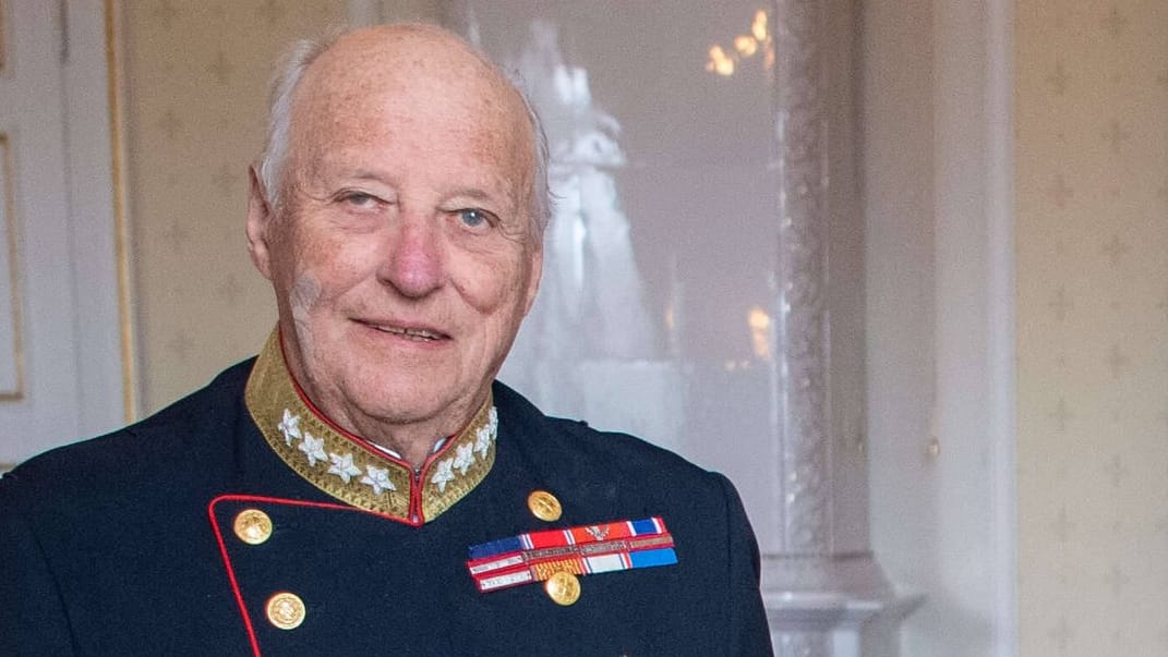 König Harald V. nach Herz-OP: Royalfans erleichtert – lacht auf Familienfoto