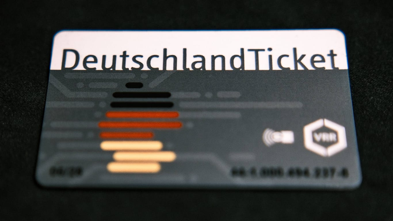 Das Deutschlandticket (Symbolbild): Ein 15-Jähriger soll Hunderte der Tickets gefälscht haben.