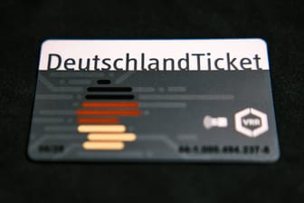 Das Deutschlandticket (Symbolbild): Ein 15-Jähriger soll Hunderte der Tickets gefälscht haben.