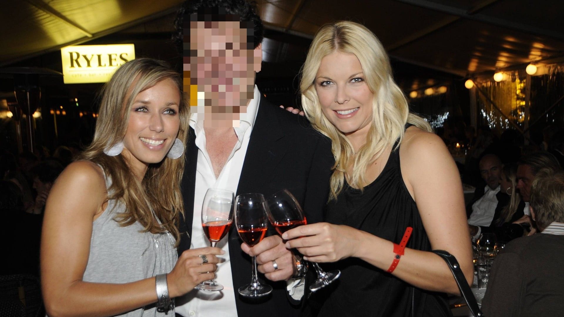 "Party-Grieche" A. mit den Moderatorinnen Annemarie Warnkross (links) und Tina Kaiser bei der Eröffnung des "Kytaro". "Party-Grieche" A. mit den Moderatorinnen Annemarie Warnkross (links) und Tina Kaiser bei der Eröffnung des "Kytaro".