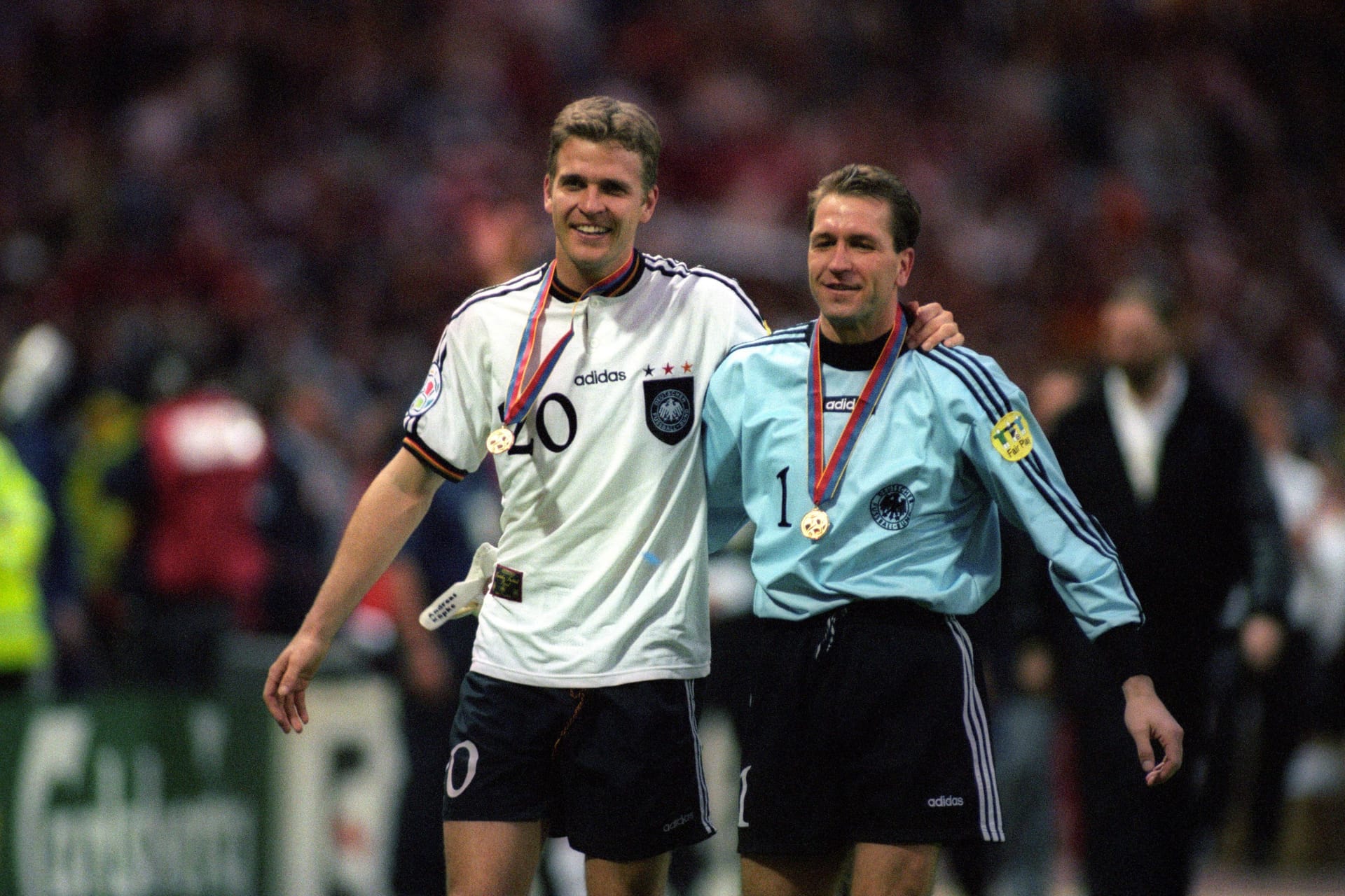 EM 1996: Oliver Bierhoff und Torwart Andreas Köpke (r.) feiern den vorerst letzten EM-Titel.