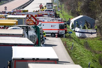 Schwerer Unfall auf der Autobahn A9: Am Mittwochmorgen gegen zehn Uhr verunglückte ein Reisebus.