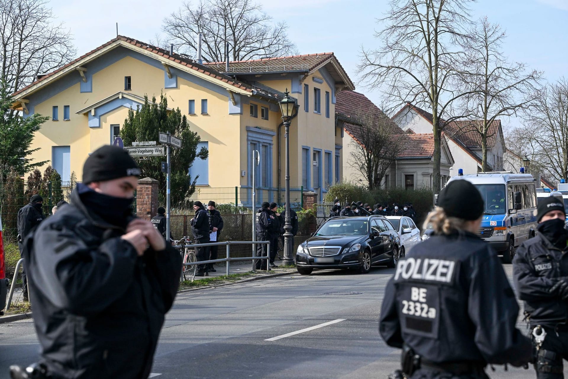 20.03.2024, Berlin: Polizisten sind im Berliner Ortsteil Buckow im Bezirk Neukölln vor einer Villa aus dem Clan-Milieu im Einsatz