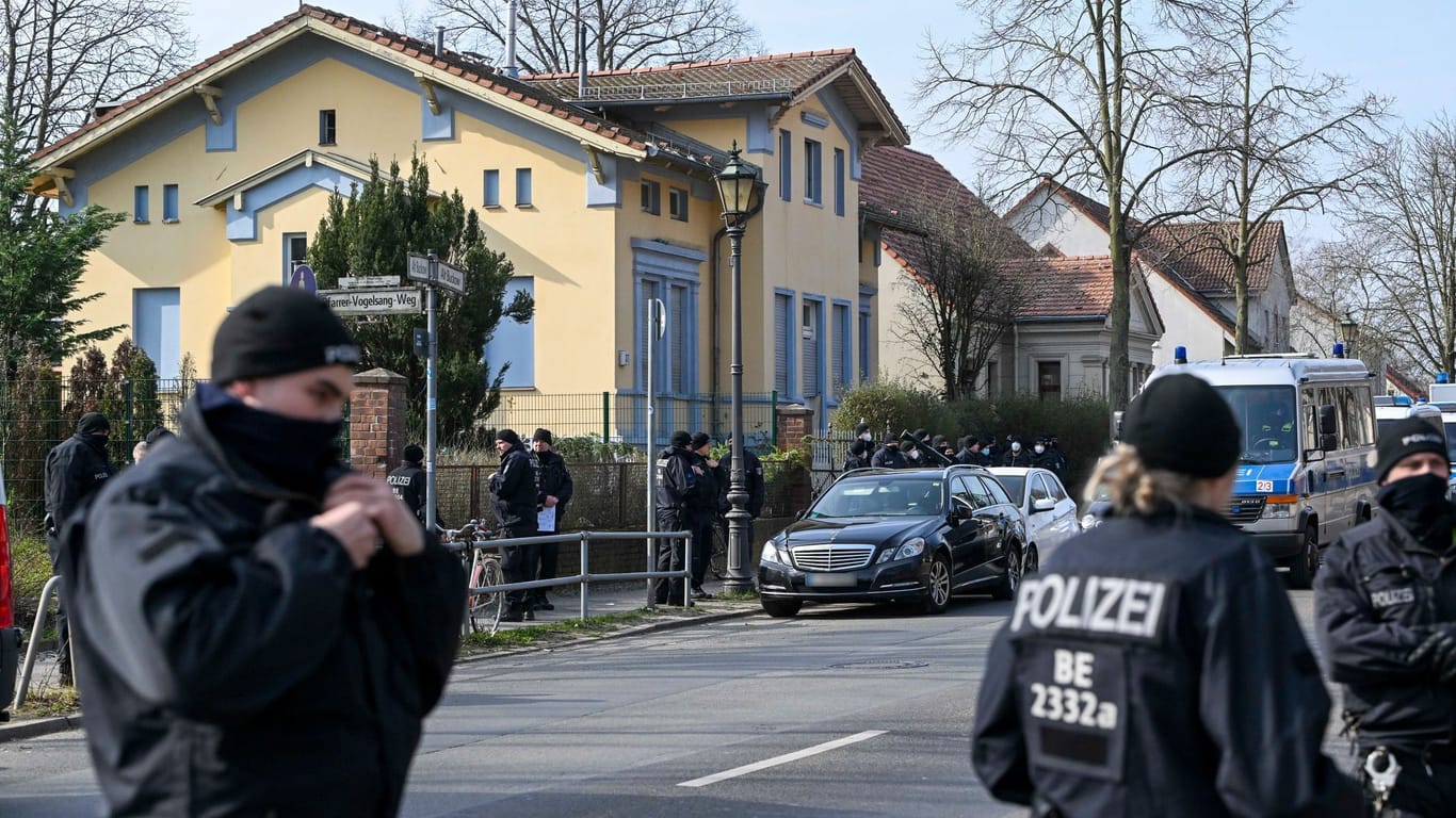 20.03.2024, Berlin: Polizisten sind im Berliner Ortsteil Buckow im Bezirk Neukölln vor einer Villa aus dem Clan-Milieu im Einsatz