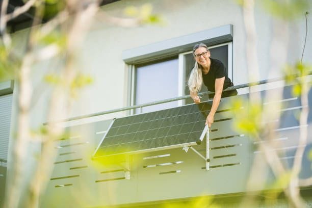 Im Frühjahr lohnt sich ein Blick aufs Dach: Hauseigentümer sollten ihre Solaranlage auf Verschmutzungen oder Schäden prüfen.