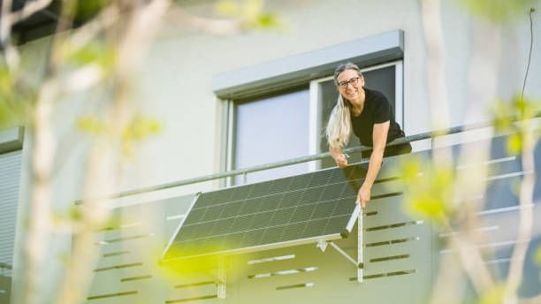 Im Frühjahr lohnt sich ein Blick aufs Dach: Hauseigentümer sollten ihre Solaranlage auf Verschmutzungen oder Schäden prüfen.