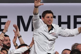 Fabien Ferré wird von seinem Team auf Händen getragen, nach der Auszeichnung des Guide Michelin.