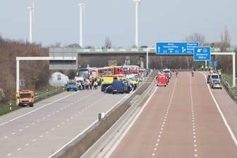 Ein Reisebus des Unternehmens Flixbus ist auf der A9 bei Leipzig verunglückt: Mindestens fünf Personen kamen beim Unglück ums Leben