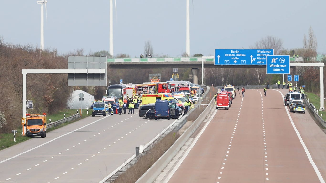 Ein Reisebus des Unternehmens Flixbus ist auf der A9 bei Leipzig verunglückt: Mindestens fünf Personen kamen beim Unglück ums Leben