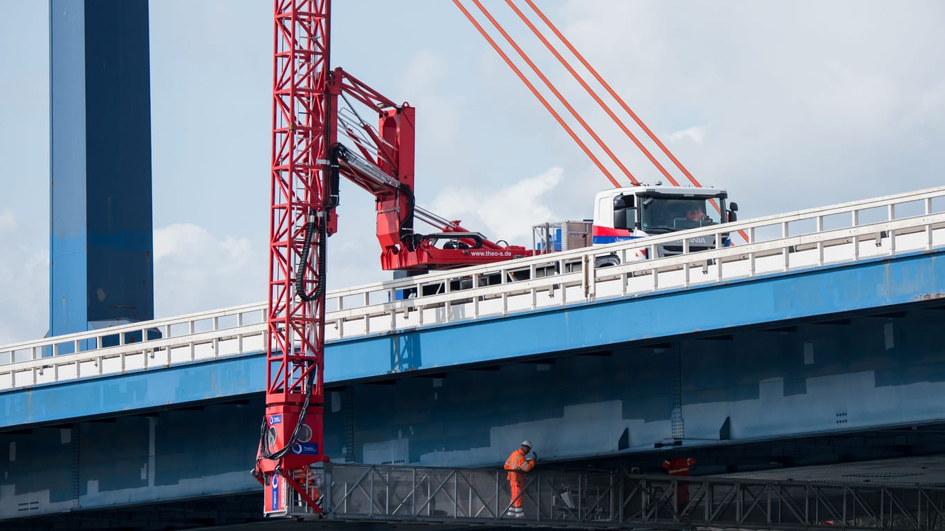 Ein Bauprüfer kontrolliert die Norderelbbrücke (Archivbild): Der rechte Fahrstreifen ist nach einem Unfall gesperrt.