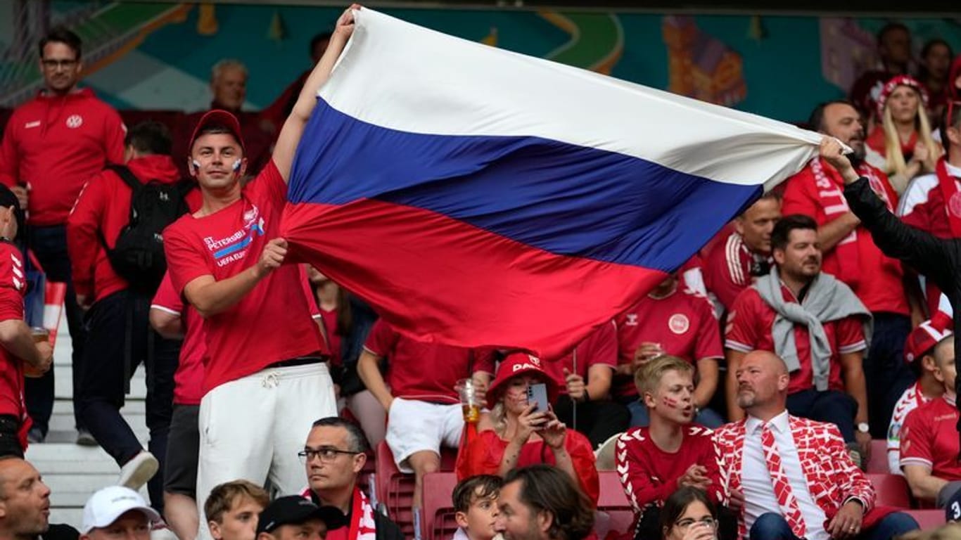 Russische Fans (Archivbild): Das Testspiel gegen Paraguay wurde abgesagt.