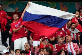 Russische Fans (Archivbild): Das Testspiel gegen Paraguay wurde abgesagt.
