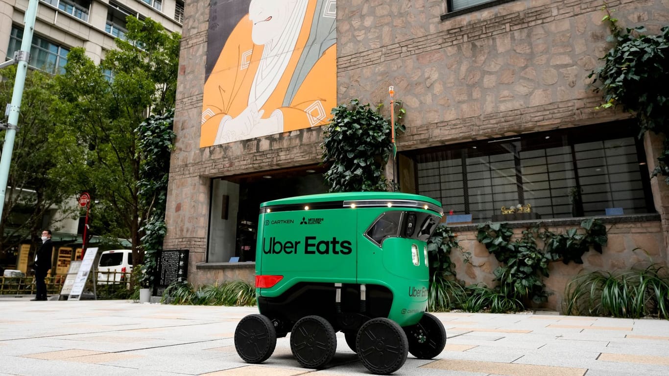 Bahn frei, der kleine Roboter bringt das Essen: In Tokio ist die selbstständige Lieferung auf Rädern gestartet.