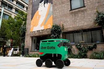 Bahn frei, der kleine Roboter bringt das Essen: In Tokio ist die selbstständige Lieferung auf Rädern gestartet.
