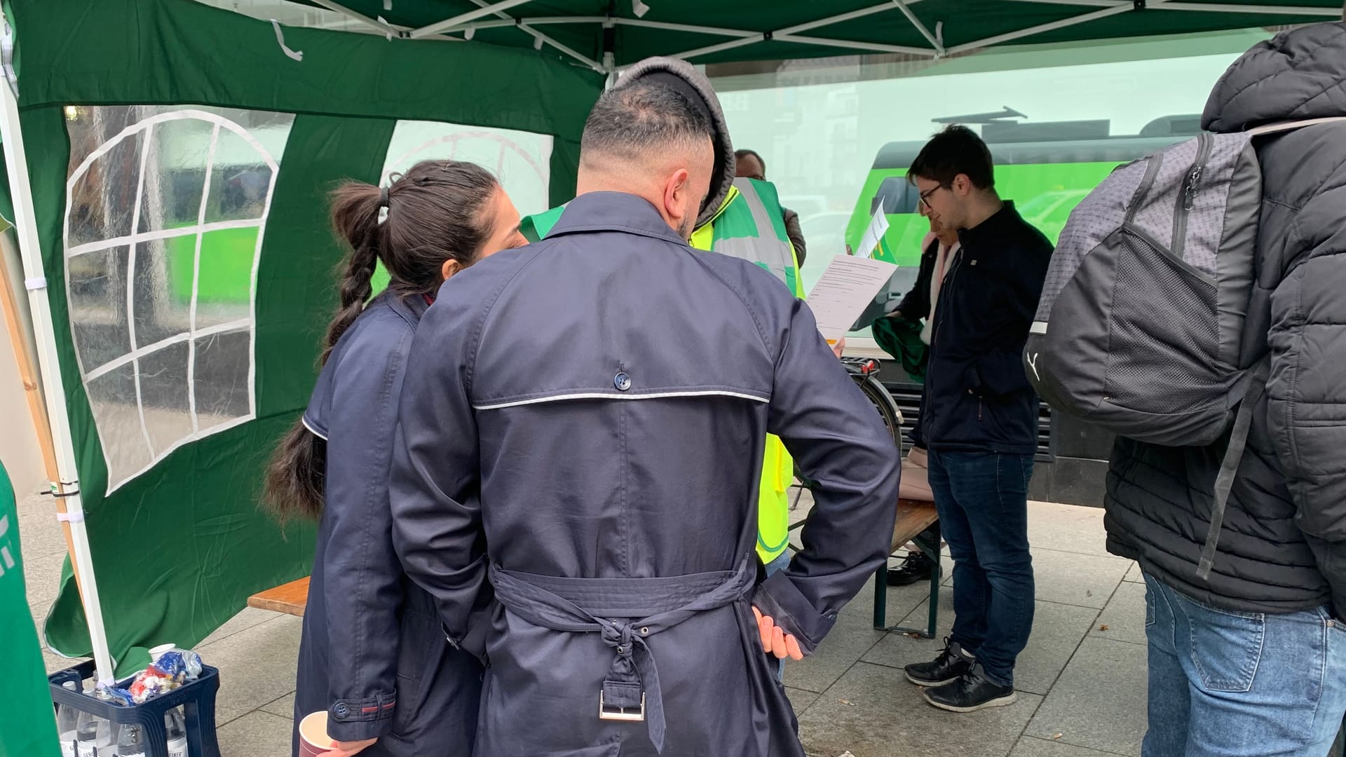 Mitarbeiter der Deutschen Bahn informieren sich am Stand der GDL: Bei dem Streik geht es auch um bessere Arbeitsbedingungen.