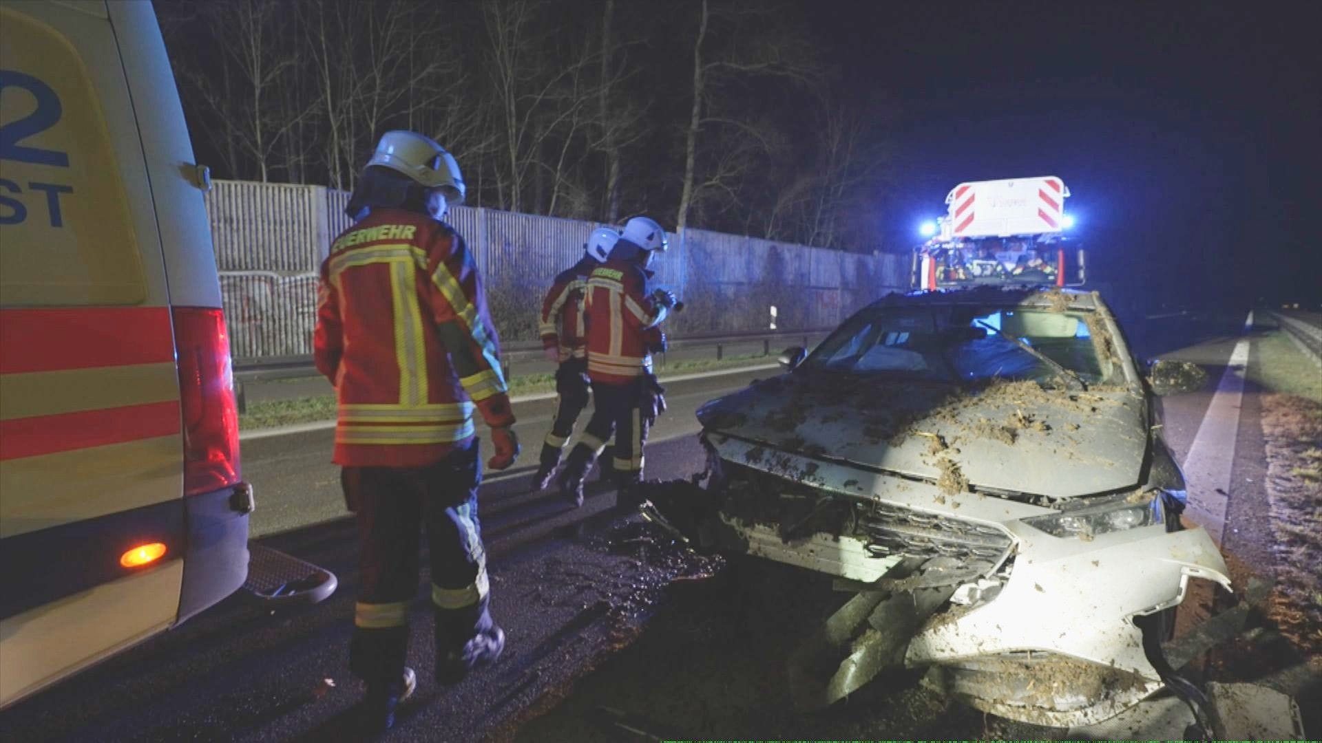 Einsatzkräfte wurden am Sonntagabend wegen eines Misthaufens auf die B5 alarmiert.