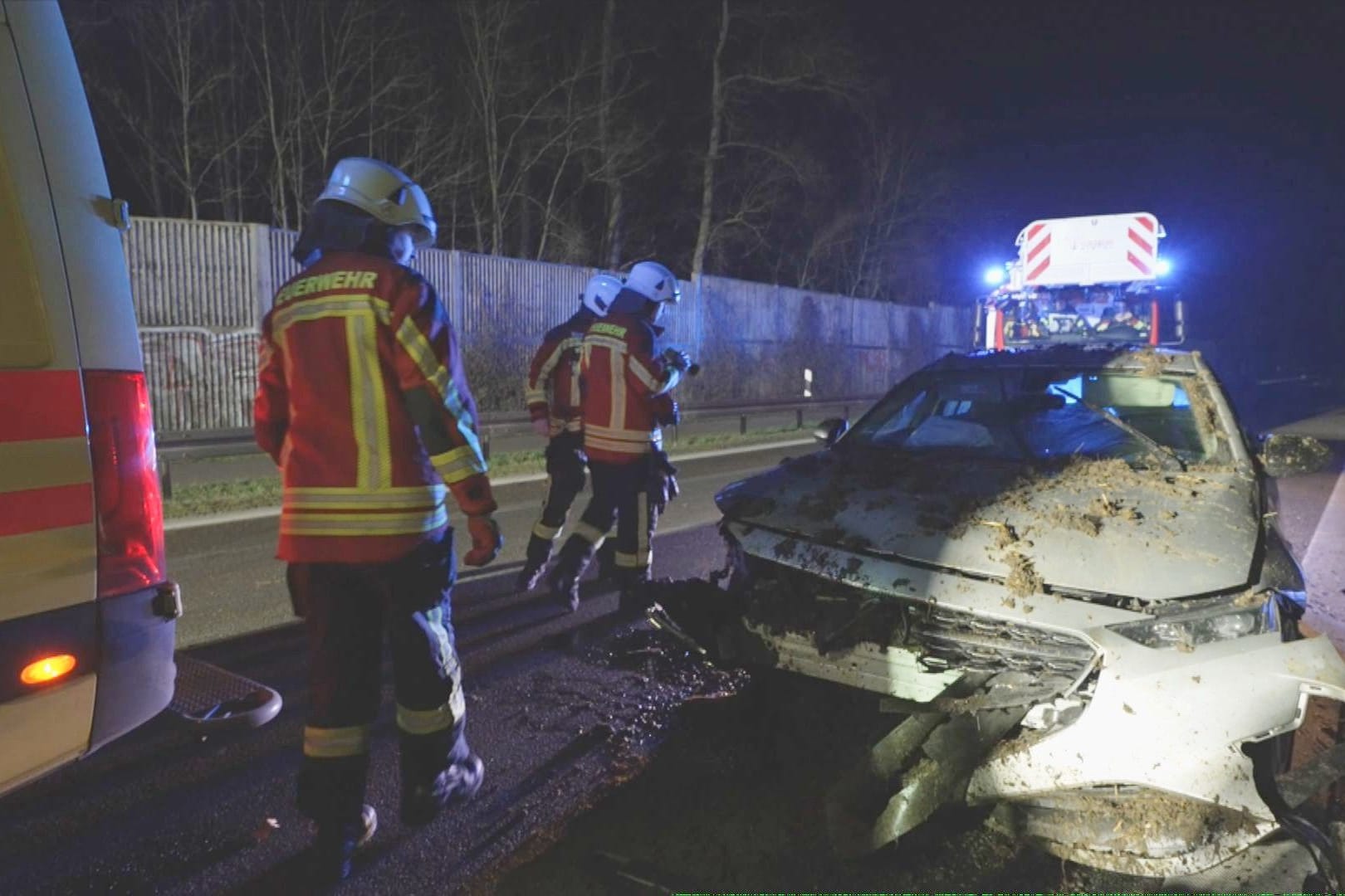 Einsatzkräfte wurden am Sonntagabend wegen eines Misthaufens auf die B5 alarmiert.