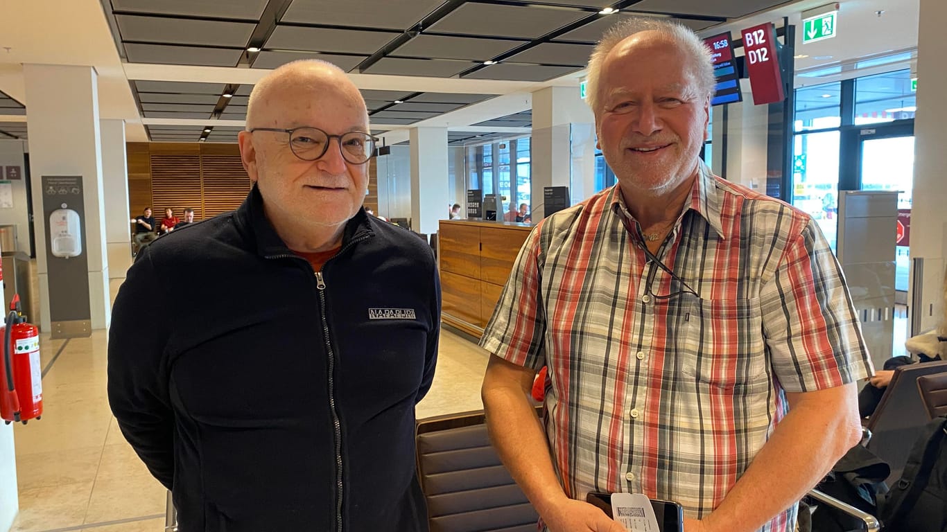 Victor und Henne (Hans) waren beim Abschiedsrundflug von Air Berlin dabei: An der Fluggesellschaft gefiel ihnen besonders das Kabinenpersonal und das große Flugangebot.