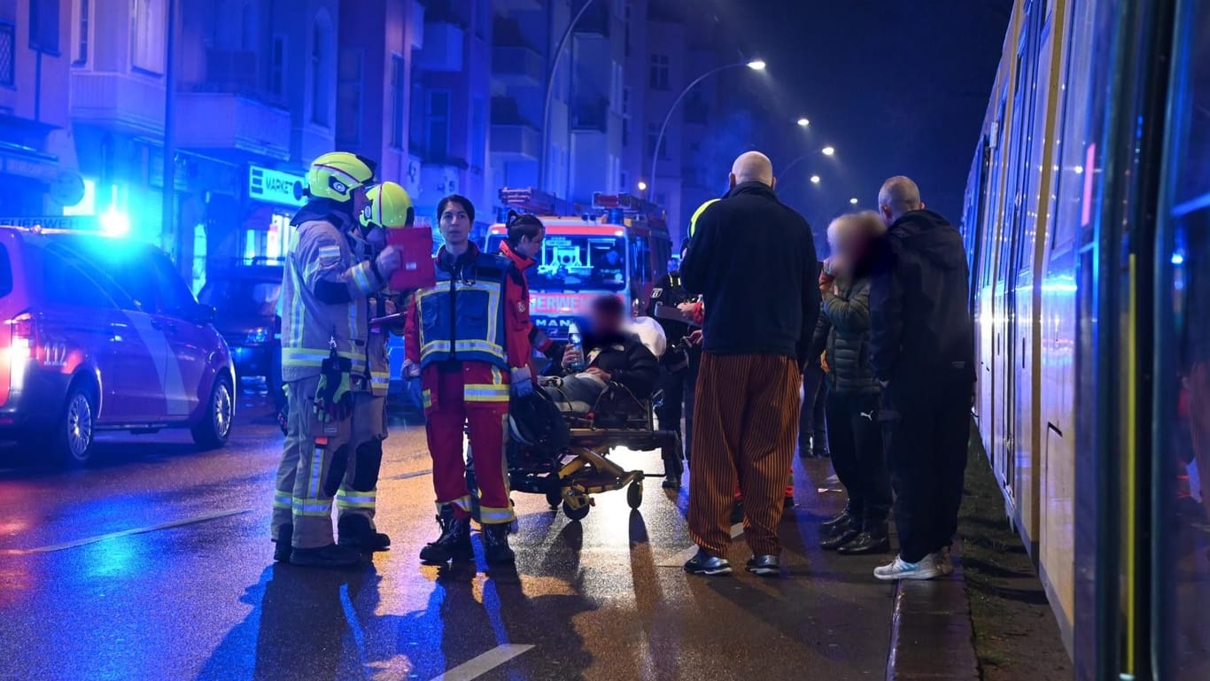 Feuer auf der Warschauer Straße: Insgesamt waren 110 Rettungskräfte vor Ort.
