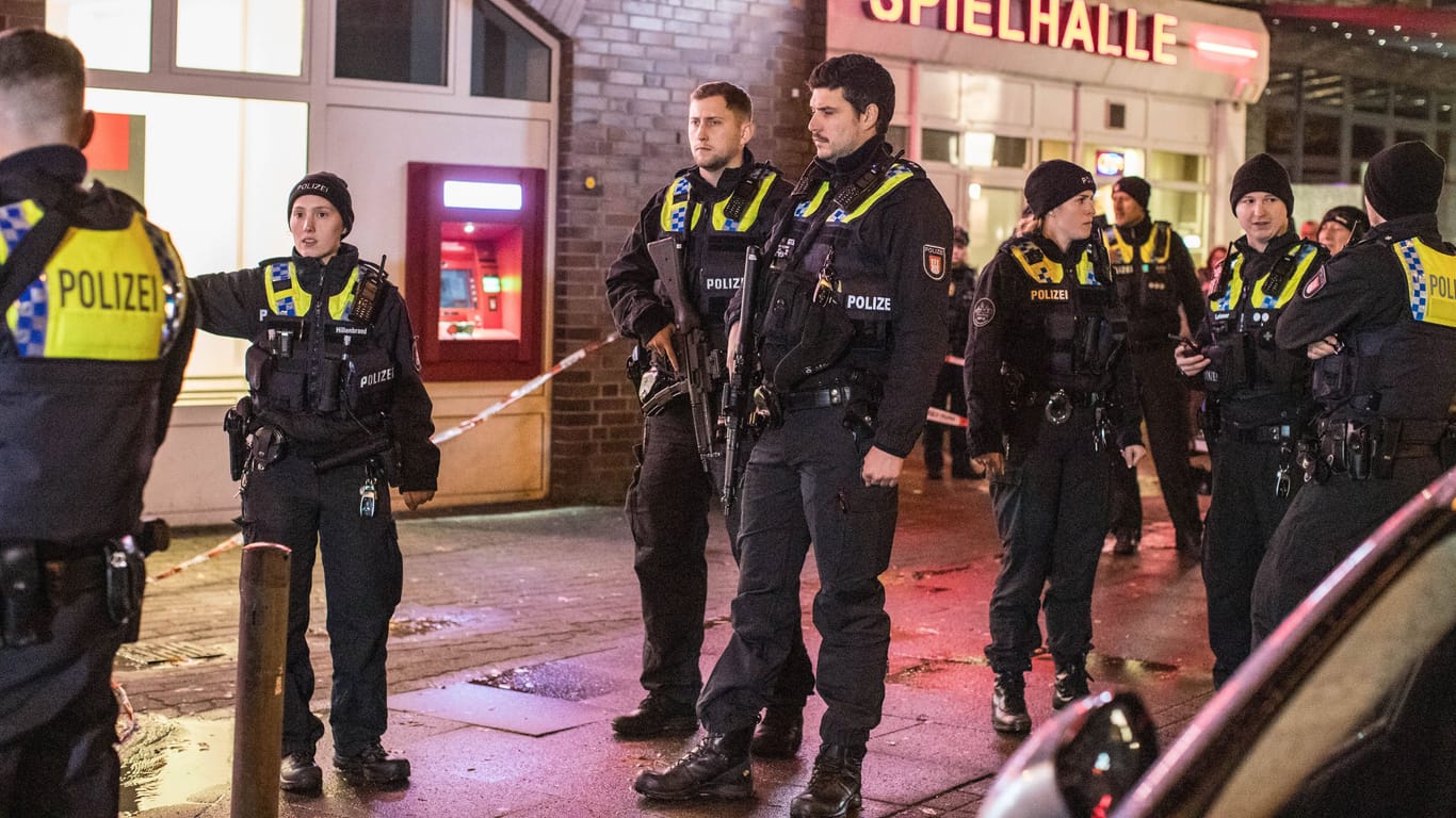 Polizisten stehen nach einem versuchten Einbruch vor einer Haspa-Filiale (Symbolbild): In Hamburg gab es 2023 mehr Einbrüche.