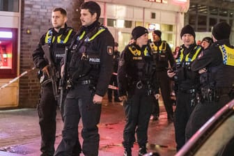 Polizisten stehen nach einem versuchten Einbruch vor einer Haspa-Filiale (Symbolbild): In Hamburg gab es 2023 mehr Einbrüche.